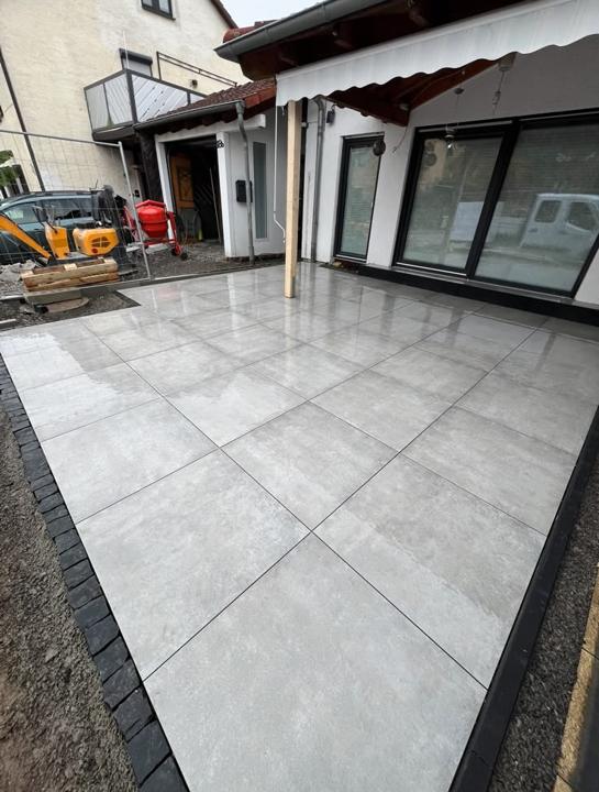 Terrasse mit hellen Großformatplatten