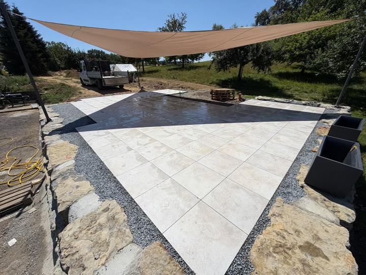 Neue Terrasse mit Natursteinmauer