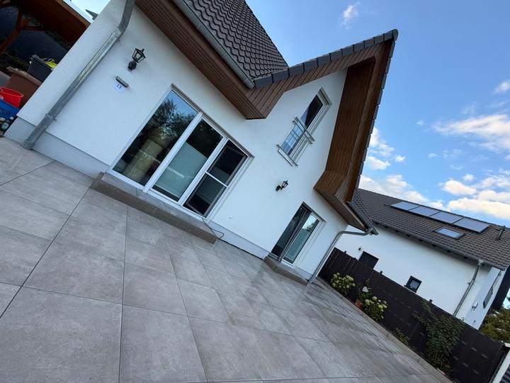 Terrasse mit großformatigen Platten am Einfamilienhaus