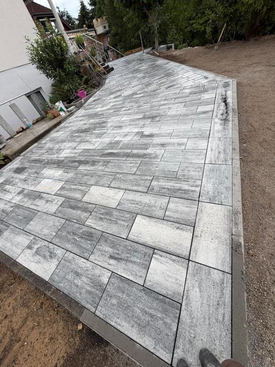 Gartenweg mit Betonpflaster in Grautönen