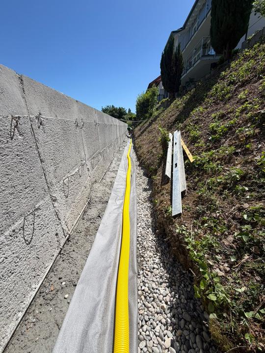 Drainage entlang einer Stützmauer
