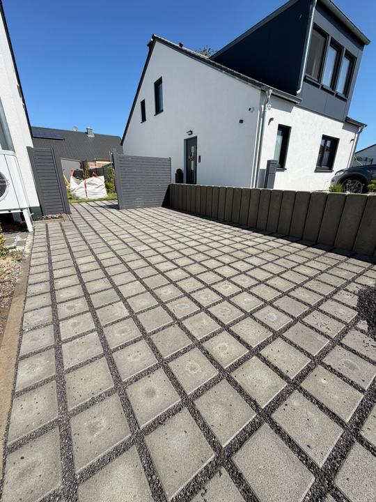 Stellplatz mit Rasenfugenpflaster