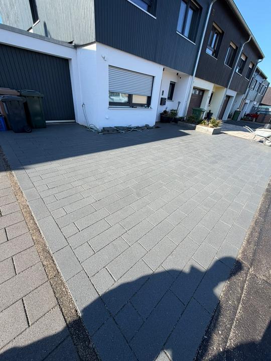 Einfahrt mit anthrazitfarbenem Pflaster