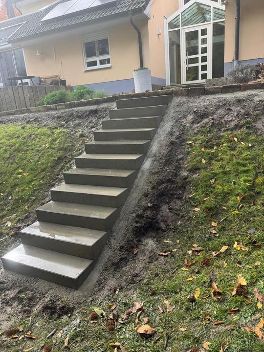 Neue Außentreppe mit Blockstufen am Hang