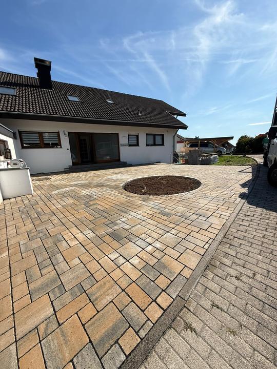 Gepflasterter Hof mit rundem Pflanzbeet