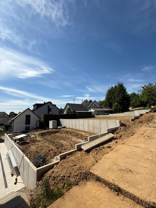 Erdarbeiten und Stützwand an einem Neubau
