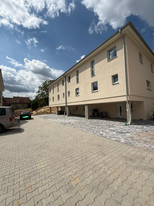 Hoffläche mit Verbundpflaster am Mehrfamilienhaus