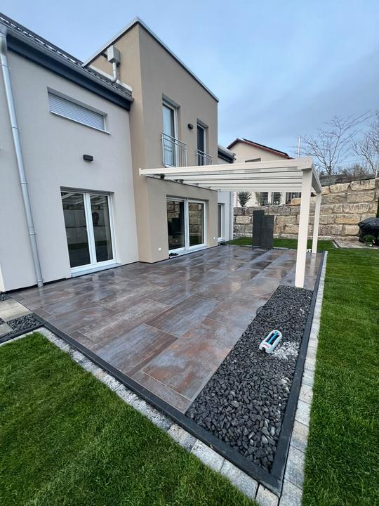 Terrasse mit Großformatplatten und Kiesstreifen