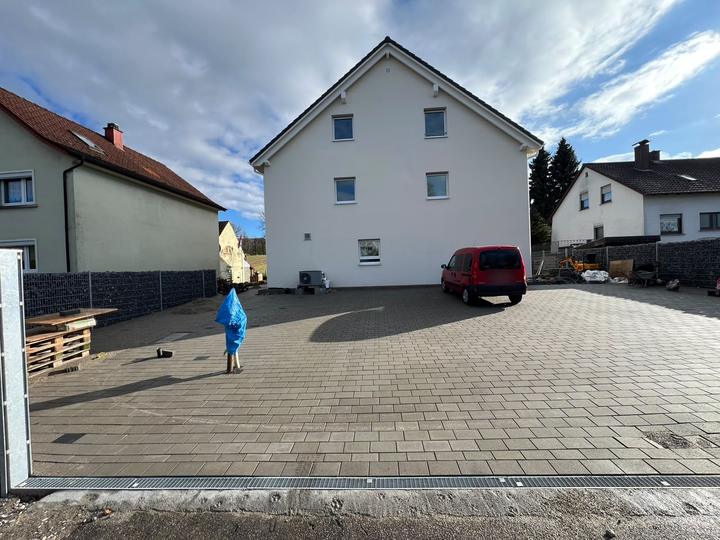Große Hoffläche mit Betonpflaster