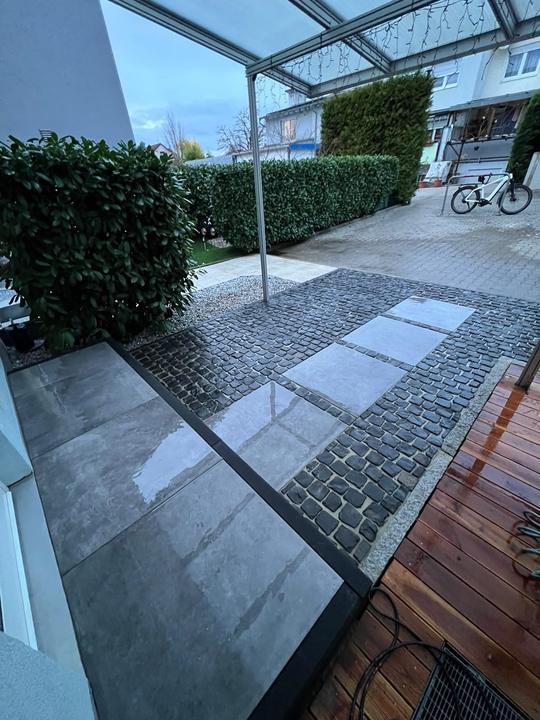 Überdachte Terrasse mit Natursteinpflaster