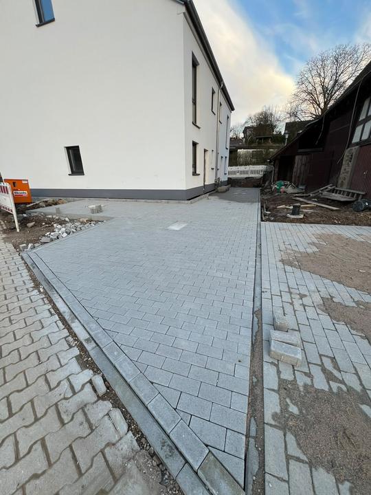Pflasterarbeiten an einem Neubau