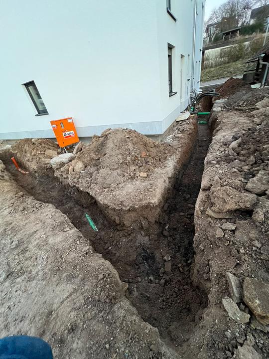 Leitungsgraben entlang des Hauses