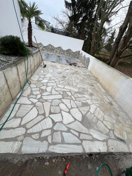 Terrasse aus Polygonalplatten