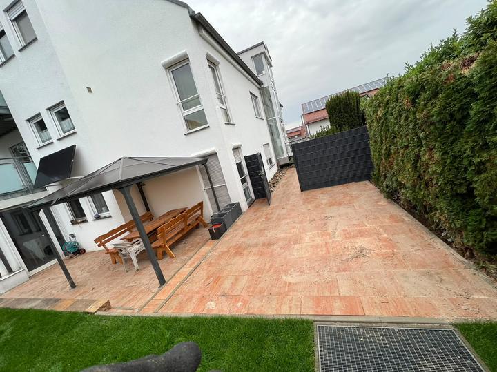 Terrasse mit Pavillon und Rasenfläche