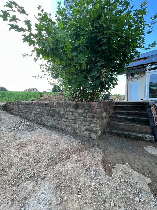 Natursteinmauer mit Treppe