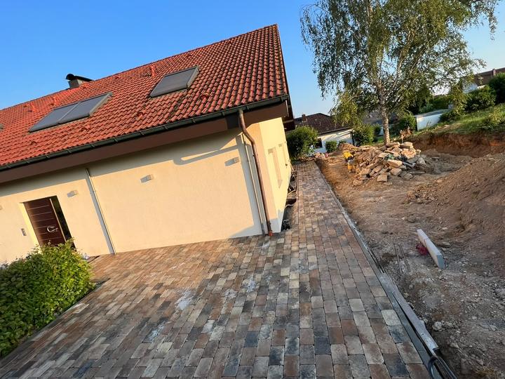 Zufahrt mit Pflaster in Brauntönen